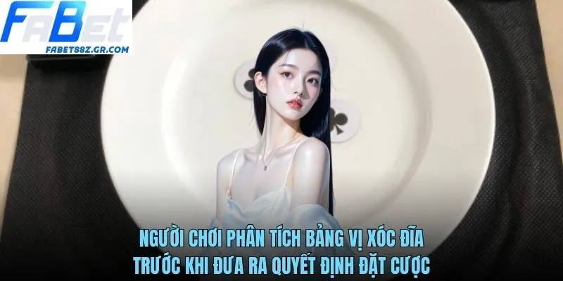 Người chơi phân tích bảng vị xóc đĩa trước khi đưa ra quyết định đặt cược